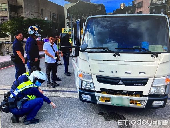 ▲▼挑路旁轎車試槍 基隆警逮人兩嫌扣5顆TNT黃色炸藥             。（圖／記者郭世賢翻攝）