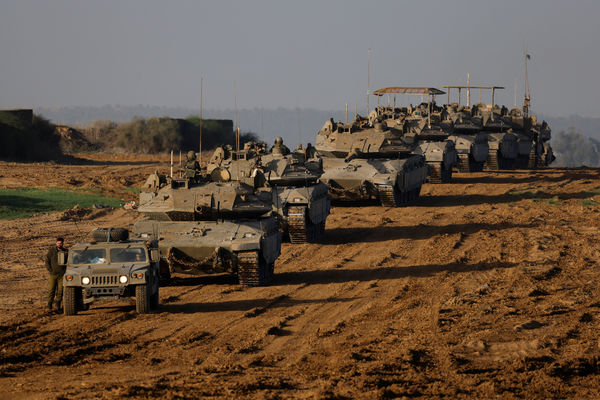 ▲▼以色列士兵與軍車11月24日在與哈瑪斯停火休戰期間，越境離開加薩。（圖／路透社）