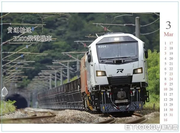 ▲▼台鐵公司化元年桌月曆收錄主力車種和鐵道旅遊。（圖／記者李姿慧攝）