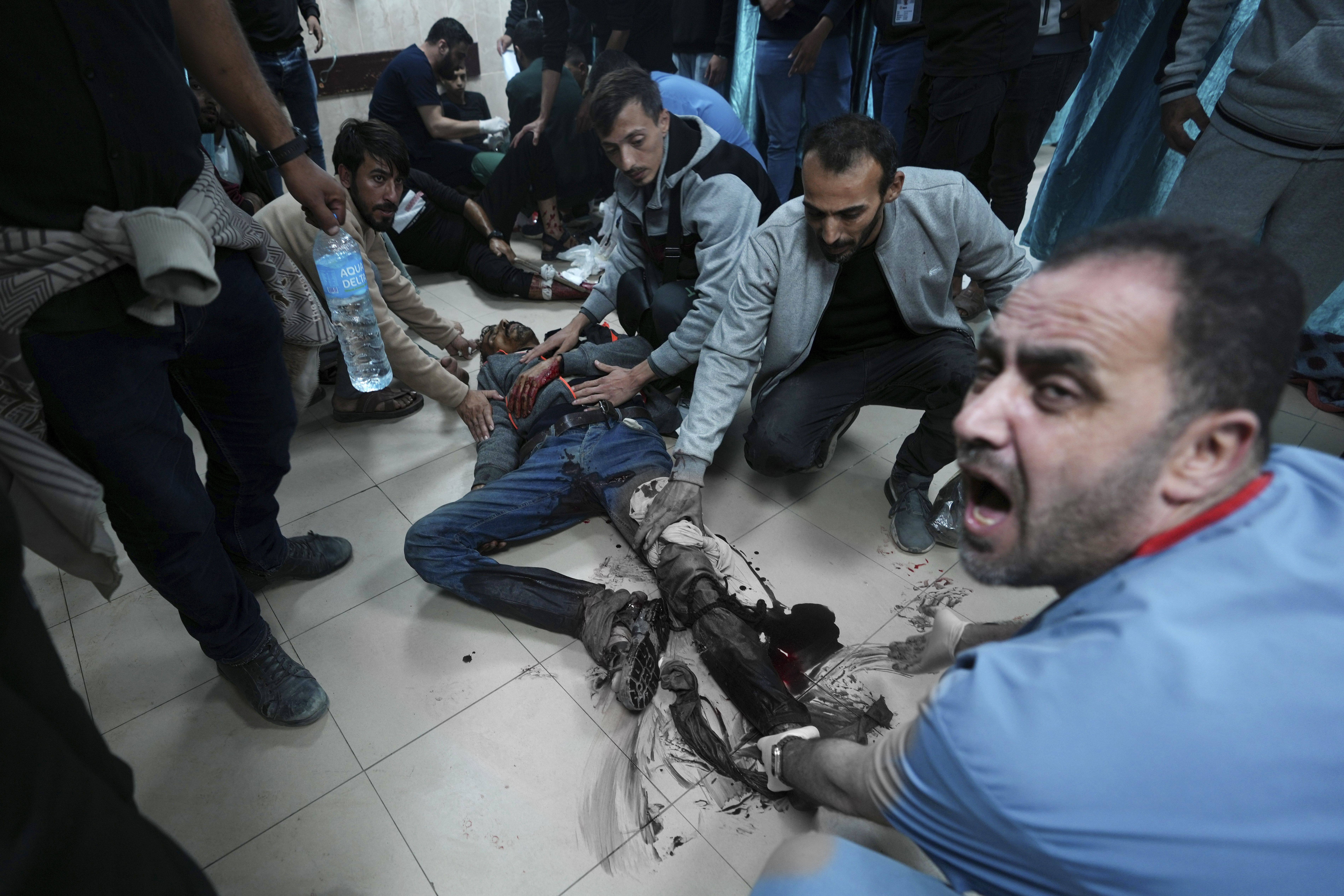 ▲▼巴勒斯坦難民企圖趁著停火期間返回加薩北部的家園,加薩醫院。（圖／達志影像／美聯社）