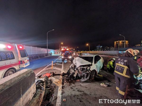 ▲▼ 駕駛受困車內，警消急救援            。（圖／記者戴上容翻攝）