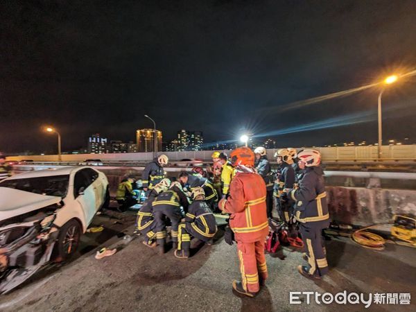 ▲▼ 駕駛受困車內，警消急救援            。（圖／記者戴上容翻攝）