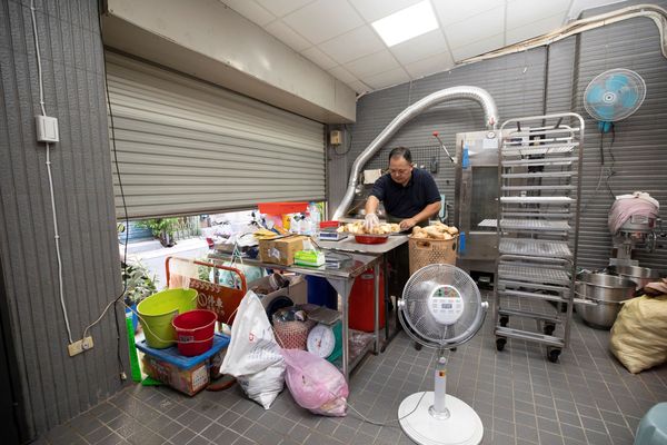 一樓車庫是劉在泓製做地瓜球原料的基地，每天他都得做65斤的地瓜球原料。