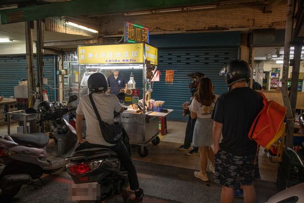 夜市尖峰時段，台北第六好吃地瓜球在起鍋前，常常處於排隊狀態。