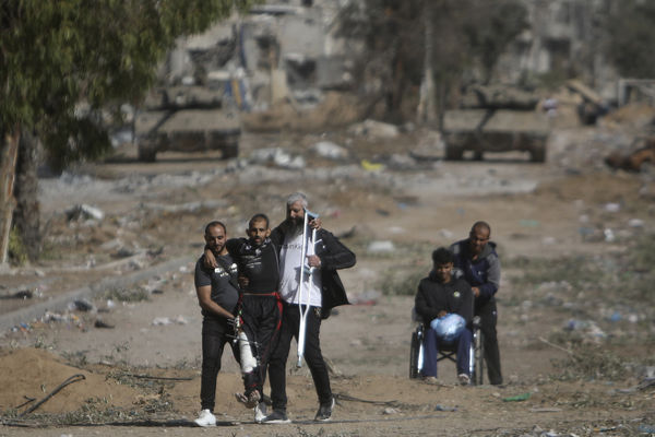 ▲▼巴勒斯坦難民企圖趁著停火期間返回加薩北部的家園。（圖／達志影像／美聯社）