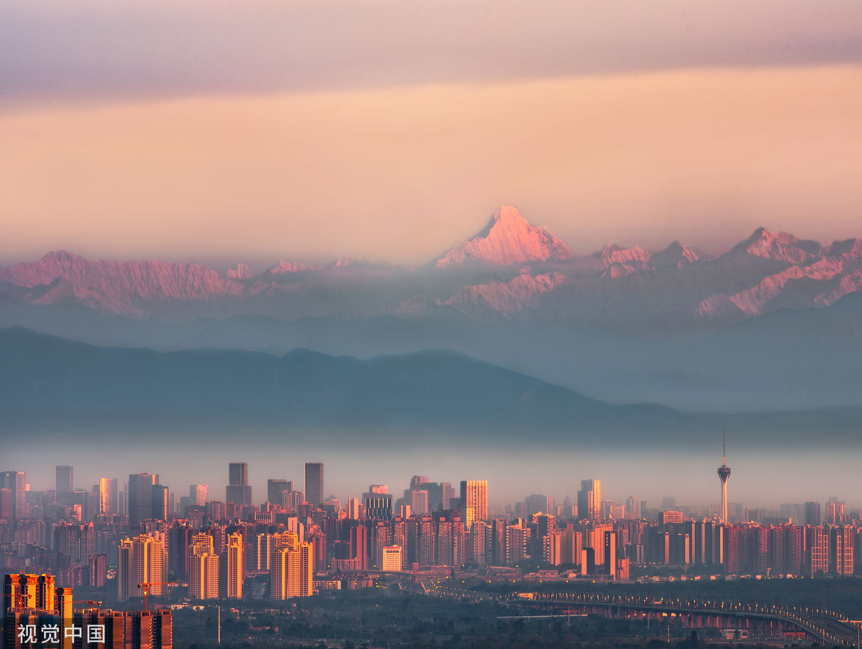 ▲成都樓房天際線與四姑娘山山景連成一片。（圖／CFP）