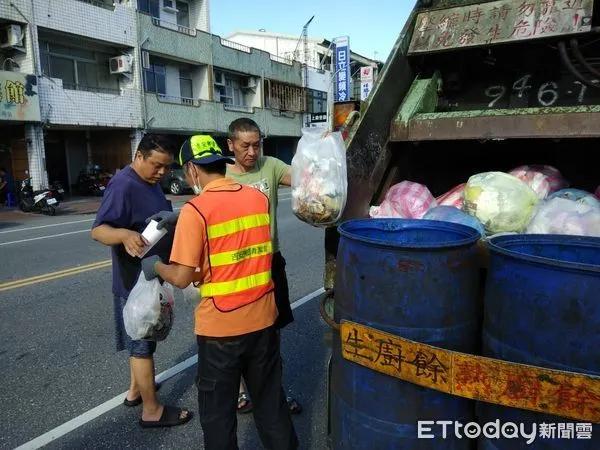 ▲▼「定時定點」收運垃圾，能降低清潔隊員長時間站立的辛苦與危險。（圖／花蓮縣政府提供，下同）