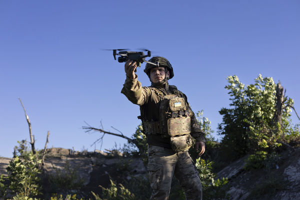 ▲▼烏克蘭士兵手拿一架無人機。（圖／達志影像／美聯社）