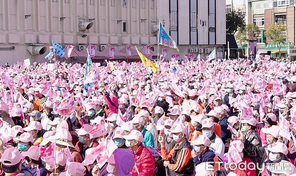 ▲呂玉玲競選總部成立大會上，湧入滿場藍營支持者。（圖／記者沈繼昌翻攝）