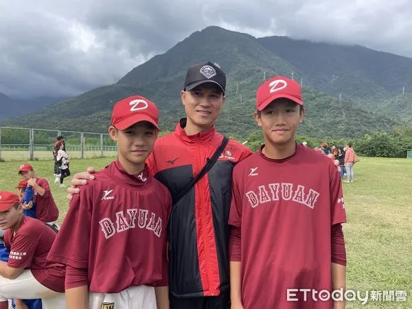 ▲鄭兆行（中）與兒子鄭甯哲（左）、張泰山之子張可洛（右）。（圖／記者楊舒帆攝）