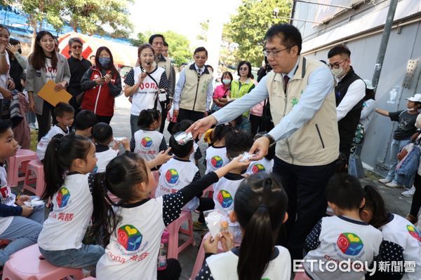 ▲台南市南區區公所，在市立棒球場前廣場舉辦「大台南眷村文化美食節」，市長黃偉哲到場為活動揭開序幕。（圖／記者林東良翻攝，下同）