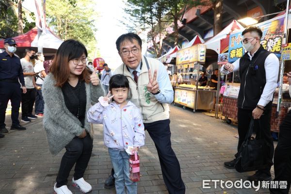 ▲台南市南區區公所，在市立棒球場前廣場舉辦「大台南眷村文化美食節」，市長黃偉哲到場為活動揭開序幕。（圖／記者林東良翻攝，下同）