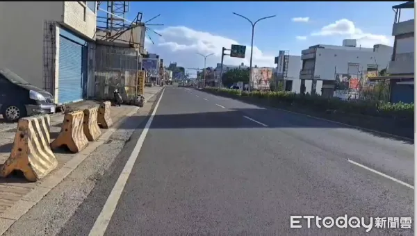 ▲恆春警方對車城鄉中山路某路段人行道遭放置紐澤西護欄開單告發             。（圖／記者陳崑福翻攝）