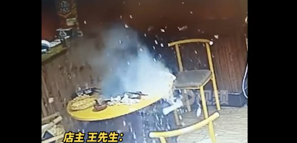 ▲山東青島一間羊肉火鍋店發生炸鍋事件，疑為兩名惡客丟打火機所致。（圖／翻攝西部決策D視頻）