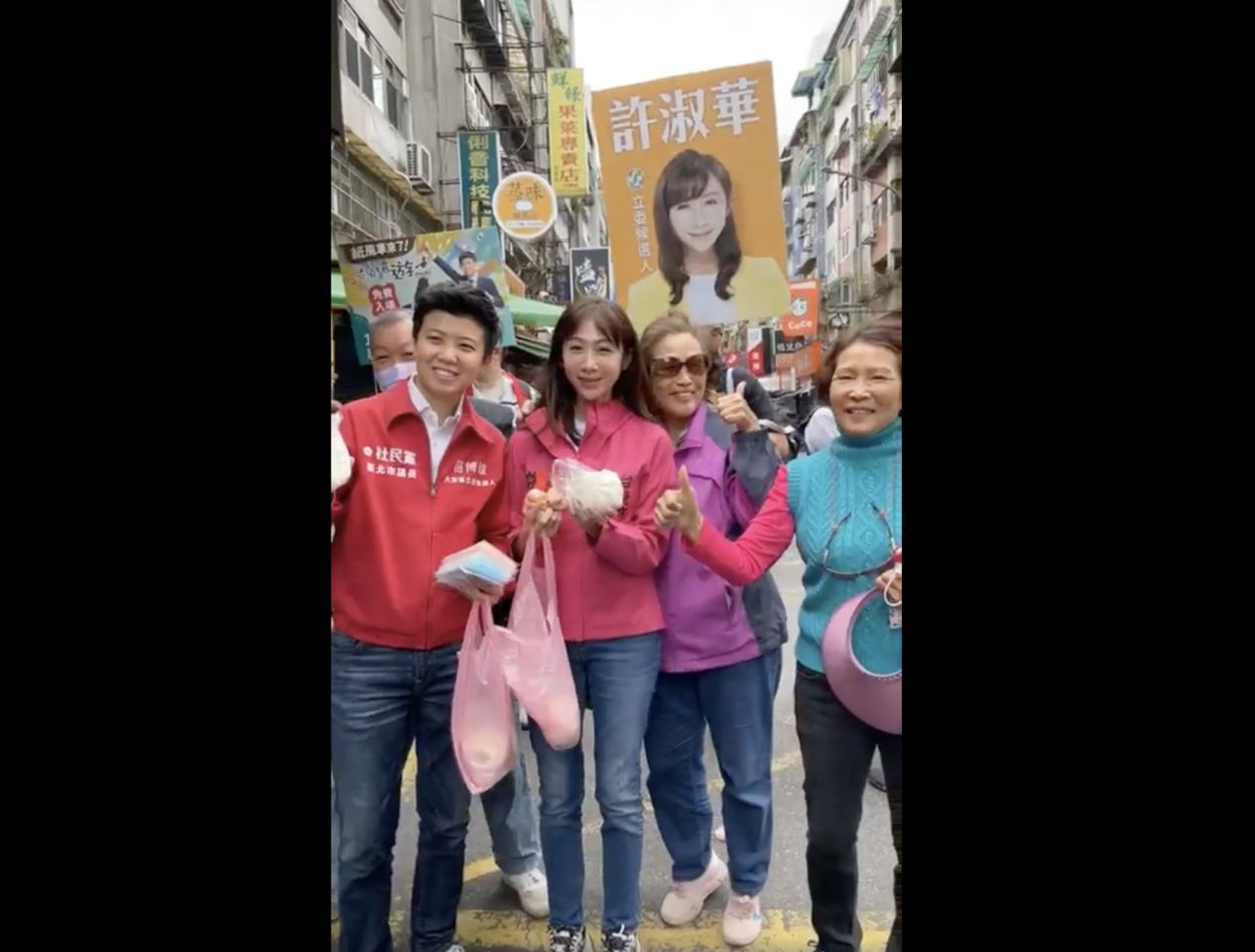 許淑華與苗博雅合體掃街　遇支持者熱情拍照、送包子 | ETtoday政治