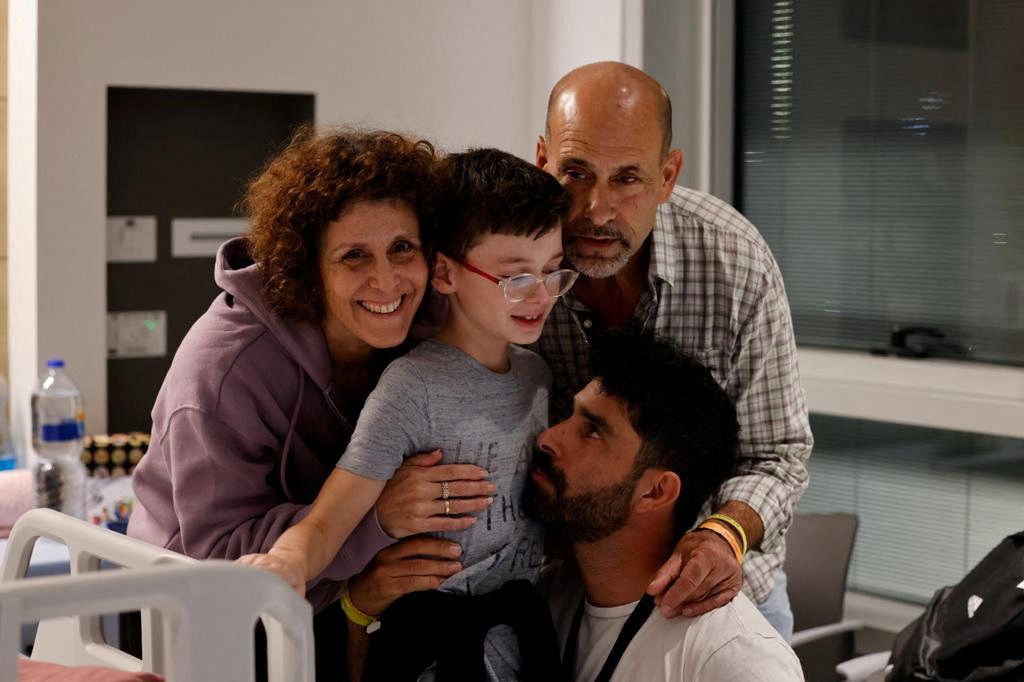 ▲▼以色列9歲男童奧哈德從加薩獲釋後，在醫院興奮和家人團聚。（圖／路透）