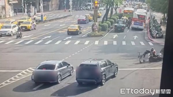 ▲謝男酒後騎電動滑板車上路害騎士慘摔，警方依法究辦 。（圖／記者張君豪翻攝）