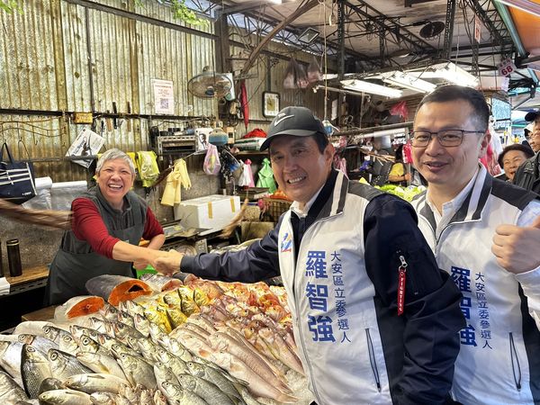 ▲前總統馬英九今天陪同國民黨台北市大安區立委參選人羅智強前往白蘭市場掃街拜票。（圖／羅智強辦公室提公）