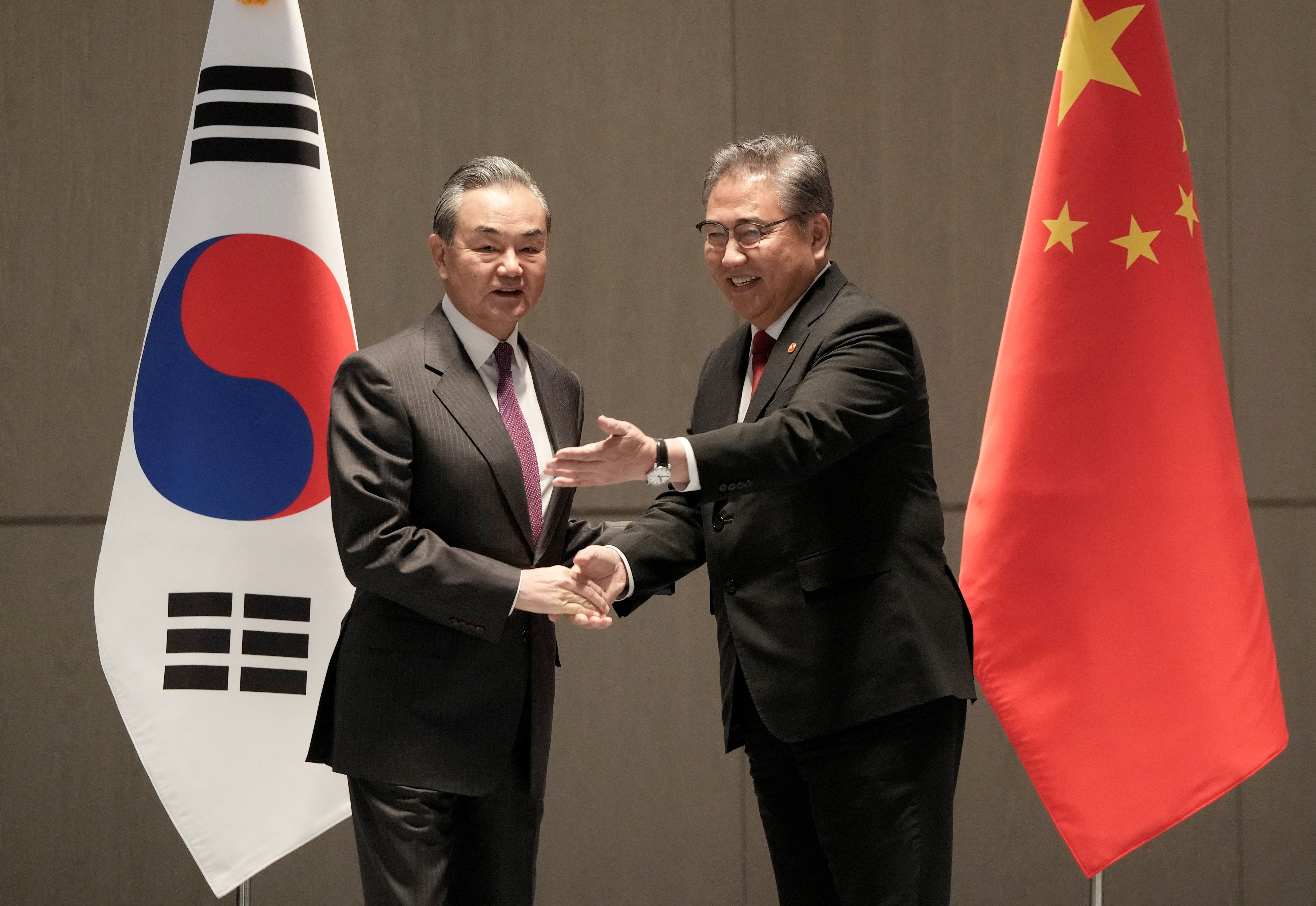 ▲▼南韓外交部長朴振、中國外交部長26日在釜山進行雙邊會談。（圖／路透）