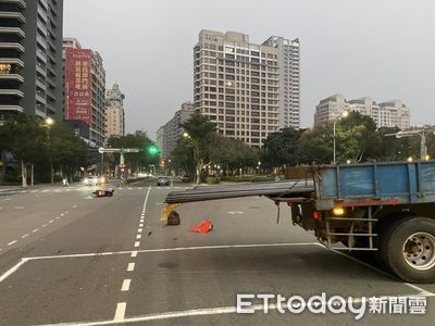 新北大貨車載鋼條凸出車斗　騎士撞上送醫不治！驚悚影片曝