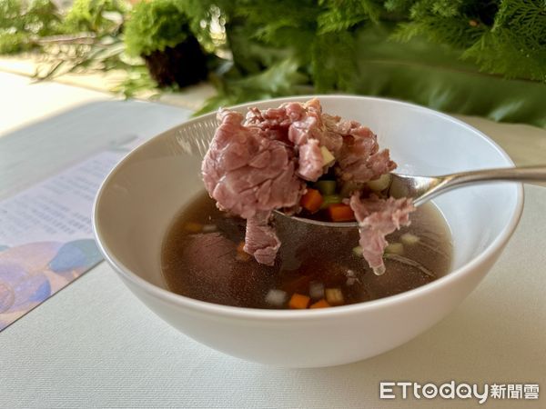 ▲烏龍茶香牛肉湯。（圖／記者陳詩璧攝）