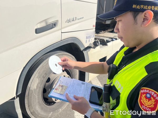 ▲▼大型車必依規定裝設行車記錄器「大餅」紀錄紙卡，蘆洲警分局11個月開出200多萬違規罰單             。（圖／記者陳以昇翻攝）