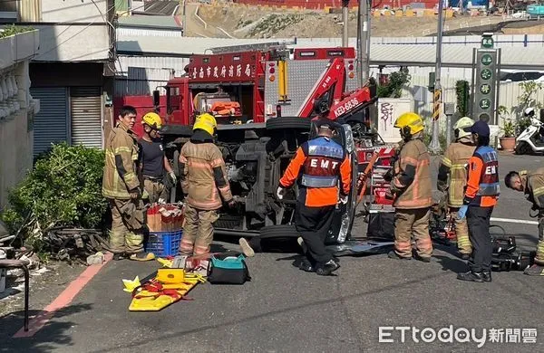 ▲台南北區實踐街26日上午11時許，發生一起廂型車翻覆事故，造成70歲方姓女子壓在車下方，送醫不治死亡，車上孫女未受傷。（圖／記者林東良翻攝，下同）