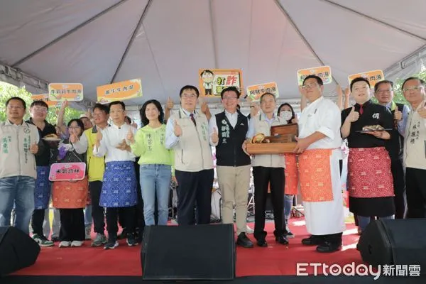 ▲台南2023國產牛肉行銷活動，26日在善化啤酒廠熱鬧登場，今年以饗牛幸福-雙B主題，以牛肉(Beef)搭配啤酒(Beer)，主打精緻行銷盛會，市長黃偉哲向消費者推薦台南牛肉美食。（圖／記者林東良翻攝，下同）