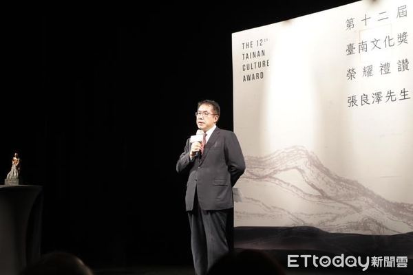 ▲被譽為｢台灣文學的守護者｣的張良澤教授獲台南文學獎，台南市政府在台南市立圖書館新總館舉行第12屆台南文化獎頒獎典禮，由台南市長親自頒贈。（圖／記者林東良翻攝，下同）