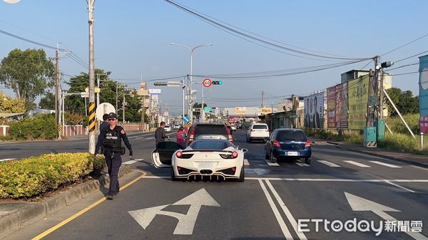 ▲▼法拉利追撞休旅車。（圖／記者吳世龍翻攝）