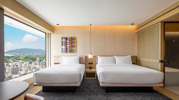 潔西艾美酒店有八種級別的房型共252間客房，價位約從8,000元至46,000元，圖為家庭房。（圖／翻攝自潔西艾美酒店官網）