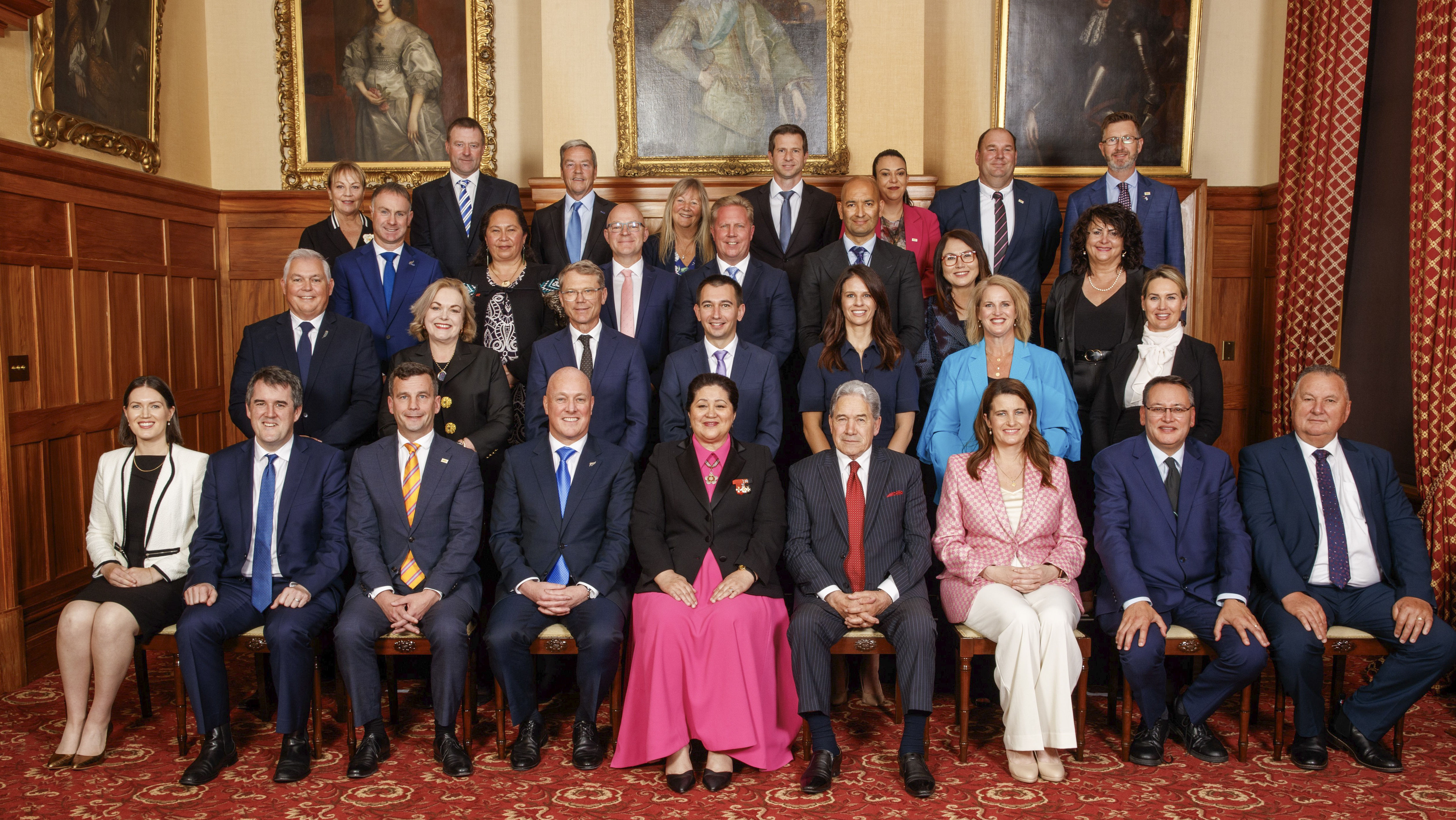 ▲▼ 紐西蘭新任總理盧克森（Christopher Luxon，前排左四）27日與其他部長們在宣誓就職之後合影。（圖／達志影像／美聯社）