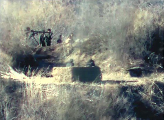 ▲▼北韓軍向GP哨所搬運無後座力砲。（圖／南韓國防部）
