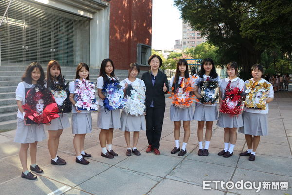 ▲台南市長榮女中學生參加全國賽，美容科、時尚造型科參加艾柏盃國際美業技藝競賽，33位學生共拿下37個獎項，餐飲科及觀光科也在全國創意米食及遊程設計競賽，拿下好成績。（圖／記者林東良翻攝，下同）