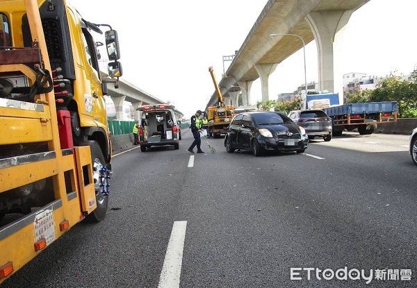 ▲▼造成2人受傷3車道被佔，國1內壢北向嚴重壅塞。（圖／國道公路警察局提供）