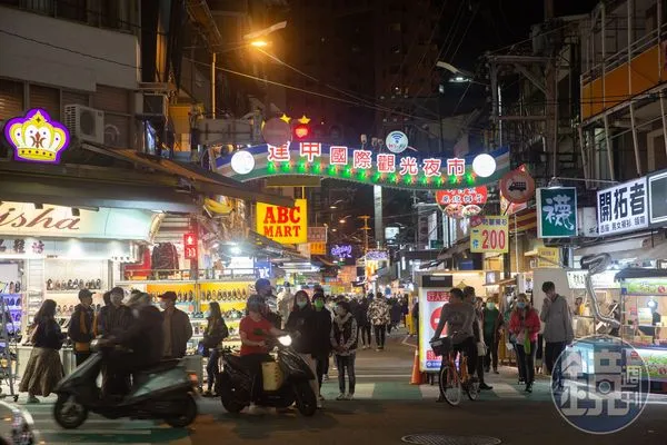 有Ptt鄉民上網抱怨，逢甲夜市廁所很少外，公廁的環境也非常髒亂。（本刊資料照）