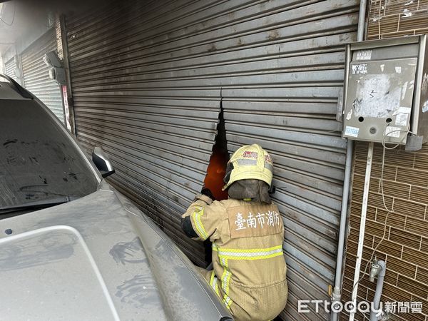 ▲台南永康區民族路145巷內1處民宅發生火警，消防人員破門接駁水線延伸進火場全力射水搶救。（圖／民眾提供，下同）