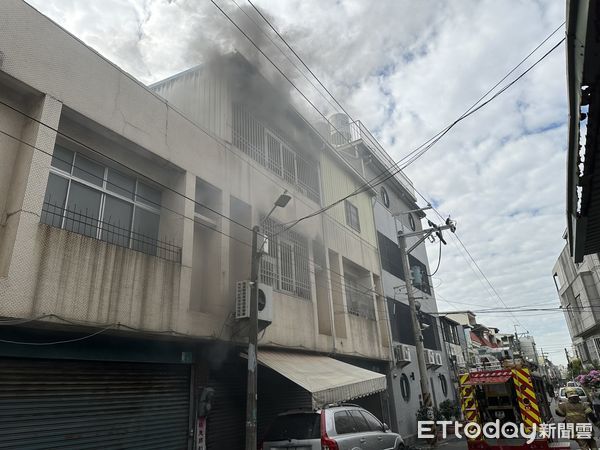 ▲台南永康區民族路145巷內1處民宅發生火警，消防人員破門接駁水線延伸進火場全力射水搶救。（圖／民眾提供，下同）