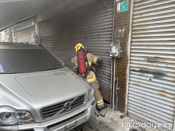 ▲台南永康區民族路145巷內1處民宅發生火警，消防人員破門接駁水線延伸進火場全力射水搶救。（圖／民眾提供，下同）