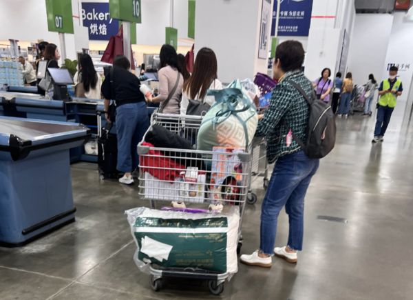 ▲大陸網友在微博上貼文稱，山姆大叔、盒馬超市等地假日出現許多香港民眾購物。（圖／翻攝微博）