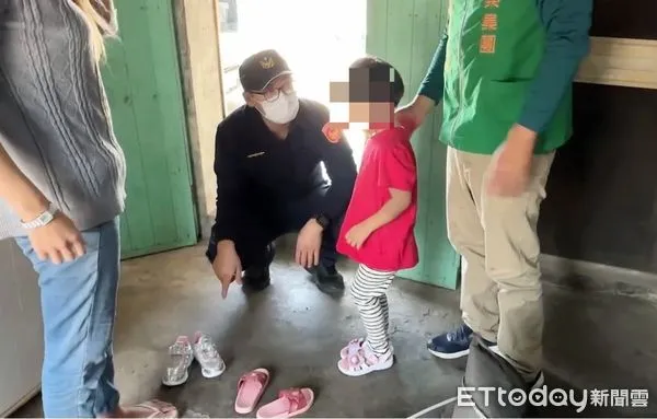 ▲北港黃姓婦人是一家支柱，卻因車禍骨折暫時無法工作，導致家庭生活陷於困境，警員帶來基金會一同協助他們度難關。（圖／記者蔡佩旻翻攝）