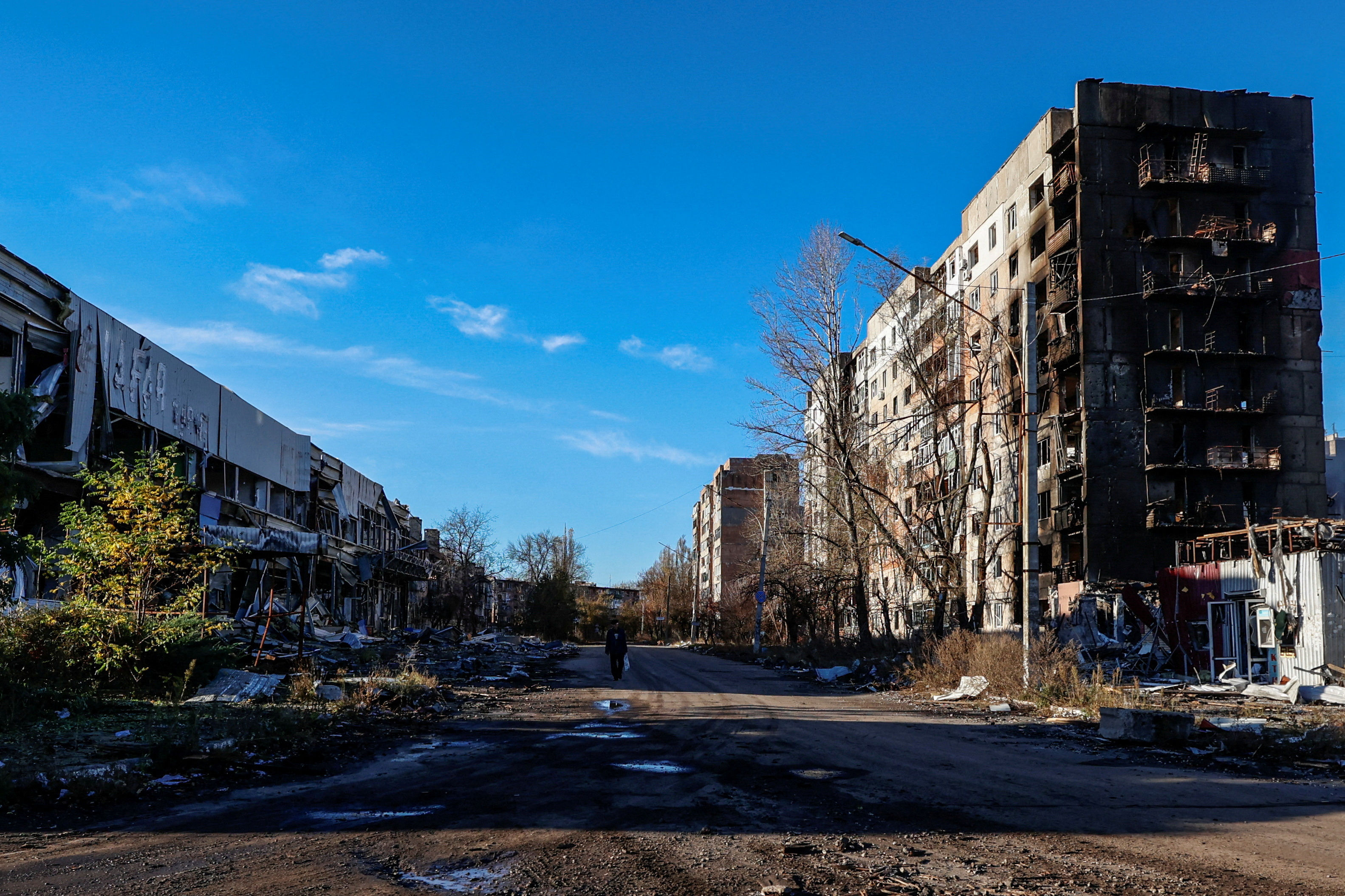 ▲▼ 烏克蘭頓內茨克地區，當地居民走在東部城鎮阿夫迪夫卡（Avdiivka）一棟毀損住宅大樓旁。（圖／路透）
