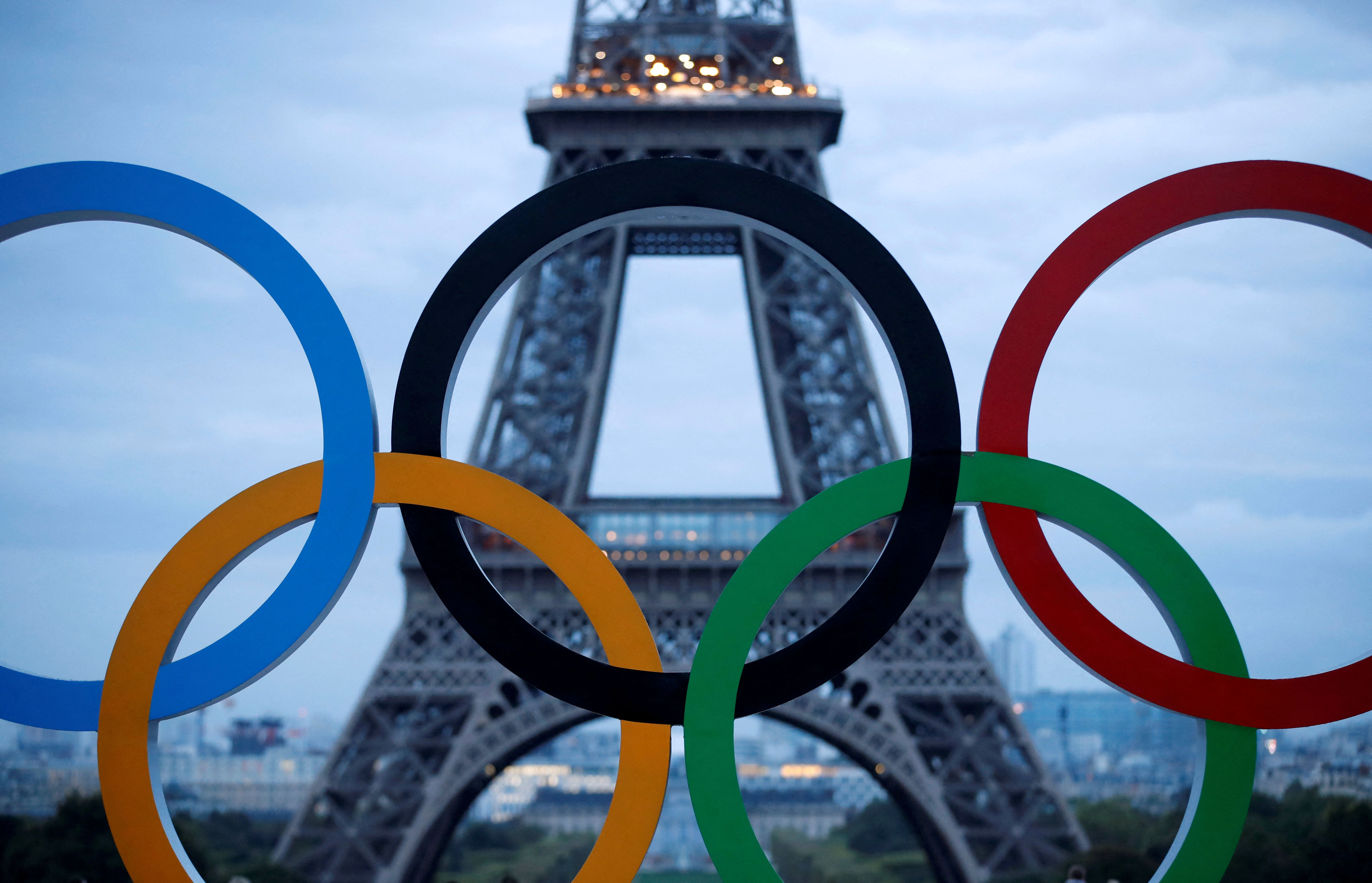 ▲▼ 圖為2017年9月，巴黎為慶祝取得2024奧運主辦權，在艾菲爾鐵塔前放置奧運五環。（圖／路透）