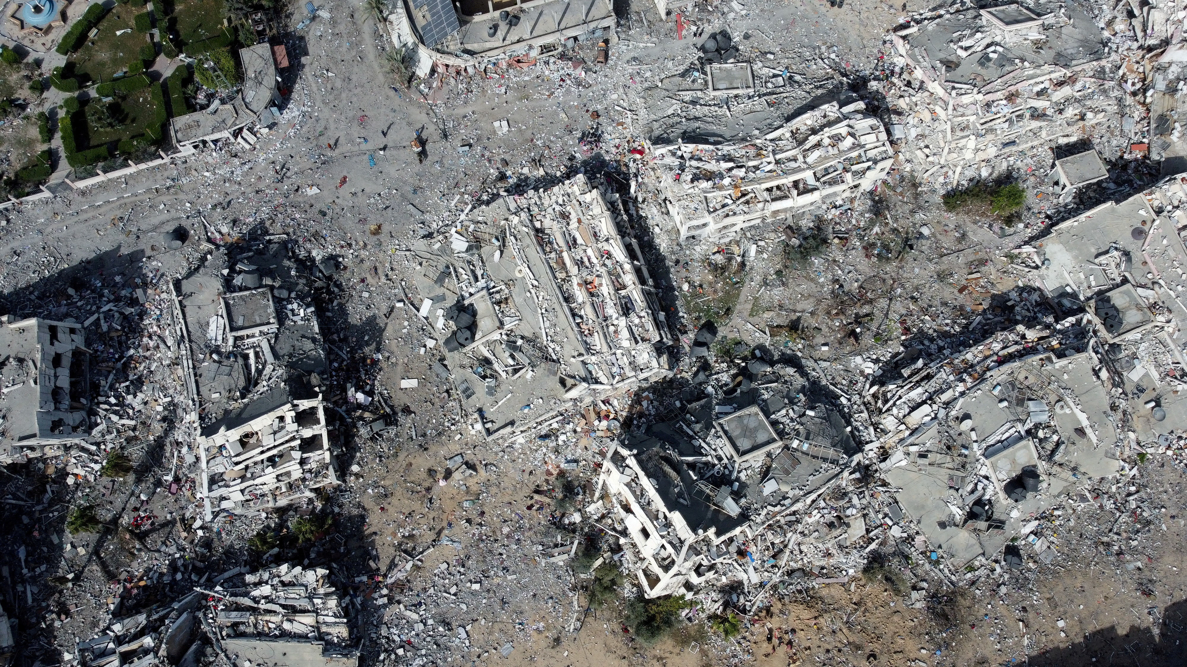 ▲▼加薩走廊南部大片建築物被空襲炸毀。（圖／路透）