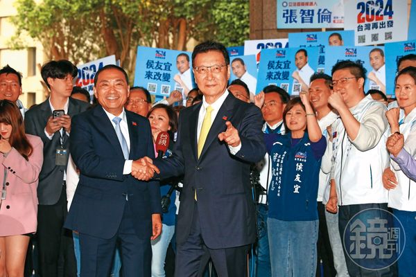 藍白合破局，國民黨總統參選人侯友宜24日宣布與中廣集團董事長趙少康搭擋，赴中選會登記參選2024總統大選。