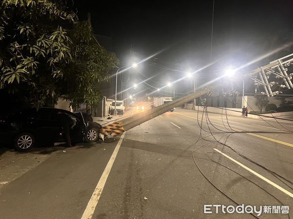 ▲▼男深夜自撞「3根電桿」害高雄停電，車上搜出咖啡包！朝毒駕查辦。（圖／記者賴文萱翻攝）