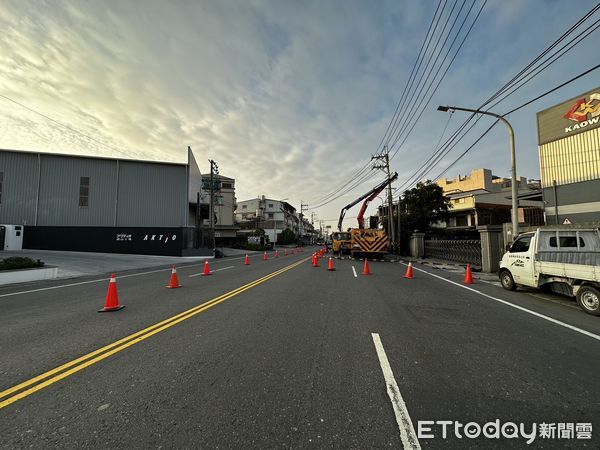 ▲▼男深夜自撞「3根電桿」害高雄停電，車上搜出咖啡包！朝毒駕查辦。（圖／記者賴文萱翻攝）