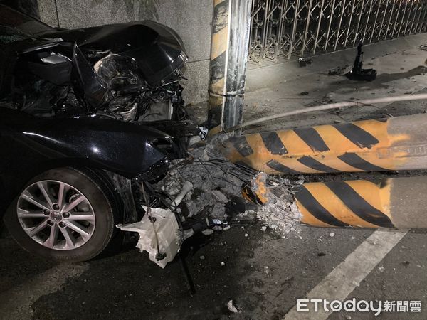 ▲▼男深夜自撞「3根電桿」害高雄停電，車上搜出咖啡包！朝毒駕查辦。（圖／記者賴文萱翻攝）