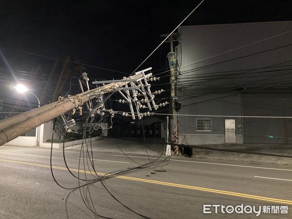 ▲▼男深夜自撞「3根電桿」害高雄停電，車上搜出咖啡包！朝毒駕查辦。（圖／記者賴文萱翻攝）