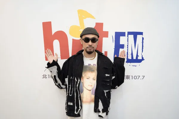 ▲▼熱狗化身限定DJ主持節目，邀請大淵擔任嘉賓。（圖／Hit Fm聯播網提供）